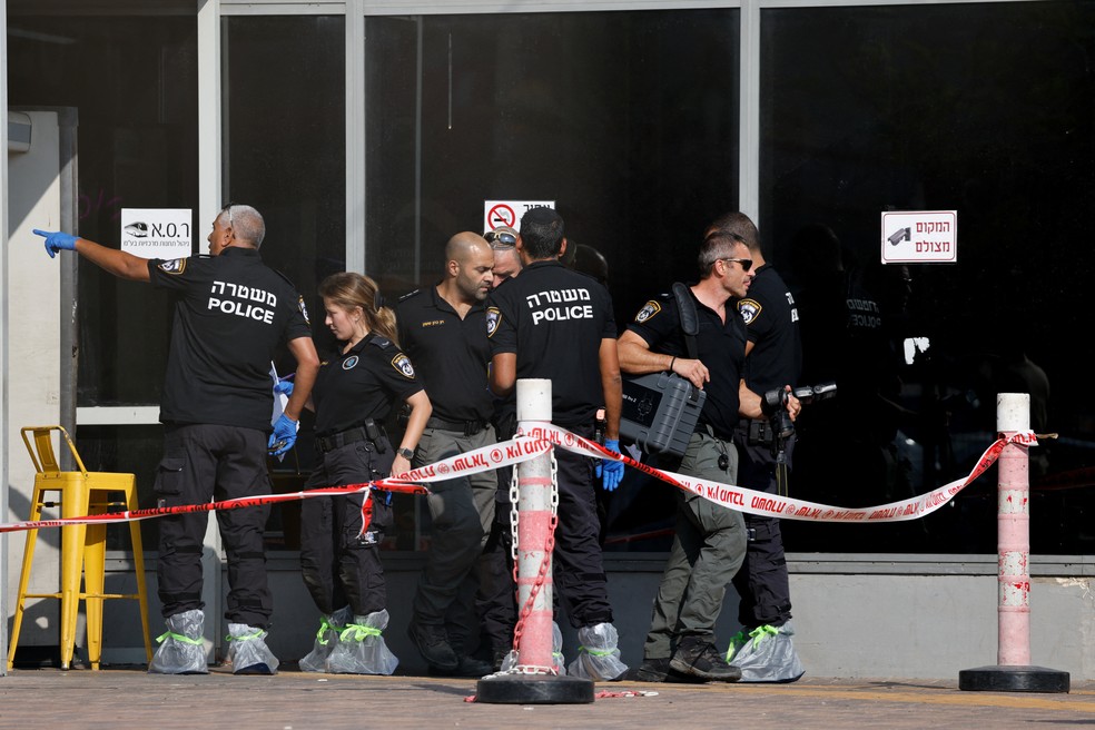 Polícia isola área onde ocorreu ataque a tiros no terminal central de ônibus de Beersheva, em Israel — Foto: Amir Cohen/Reuters
