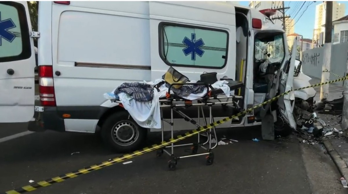 Paciente morre após ambulância perder o controle e bater em poste; outras três pessoas ficaram feridas