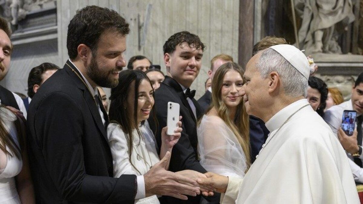 VÍDEO: Recém-casados de MG recebem bênção do papa durante lua de mel e ouvem conselho sobre família: 'Rezar e ter muita paciência'