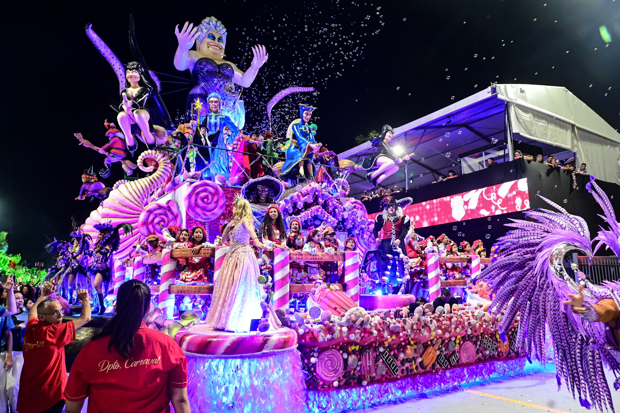 Carro da Colorado do Brás reúne bruxas icônicas; veja VÍDEO