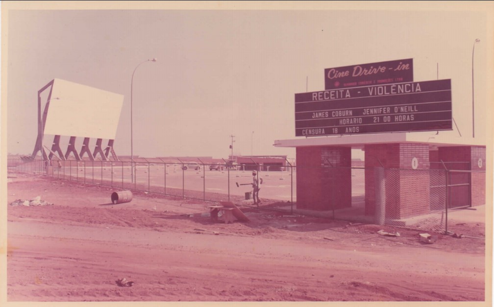 Na década de 70 e 80, filmes exibidos no Cine Drive-In eram anunciados em letras garrafais em um letreiro na entrada. — Foto: Divulgação/Cine Drive-In