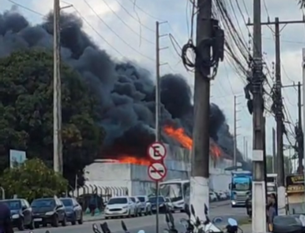 Incêndio atinge fábrica de descartáveis na parte alta de Maceió — Foto: Reprodução