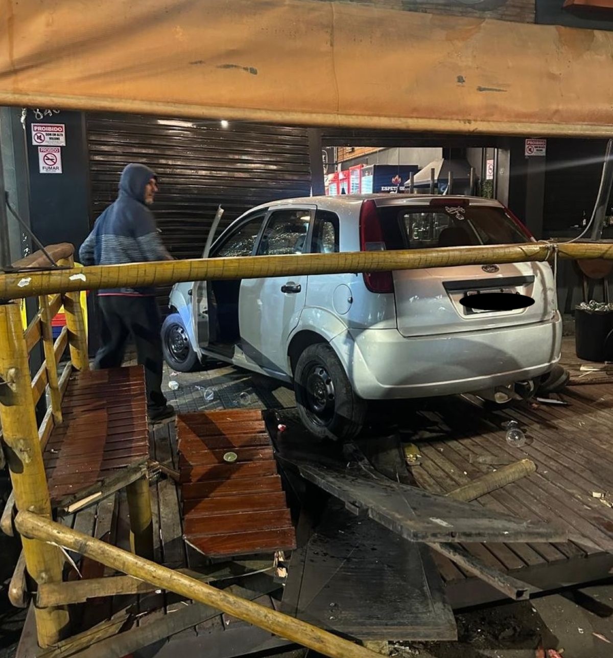 Motorista invade bar com carro, fere três pessoas e foge a pé em MG