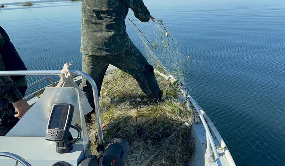 Polícia Militar Ambiental apreende mais de 2 km de rede de pesca em Presidente Epitácio e Panorama — Foto: Policia Militar Ambiental/Divulgação