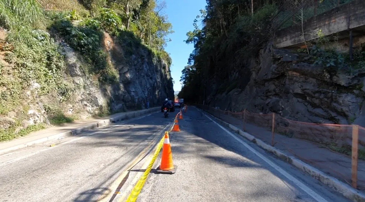 BR-495 é liberada para veículos leves após 15 dias de interdição na Serra