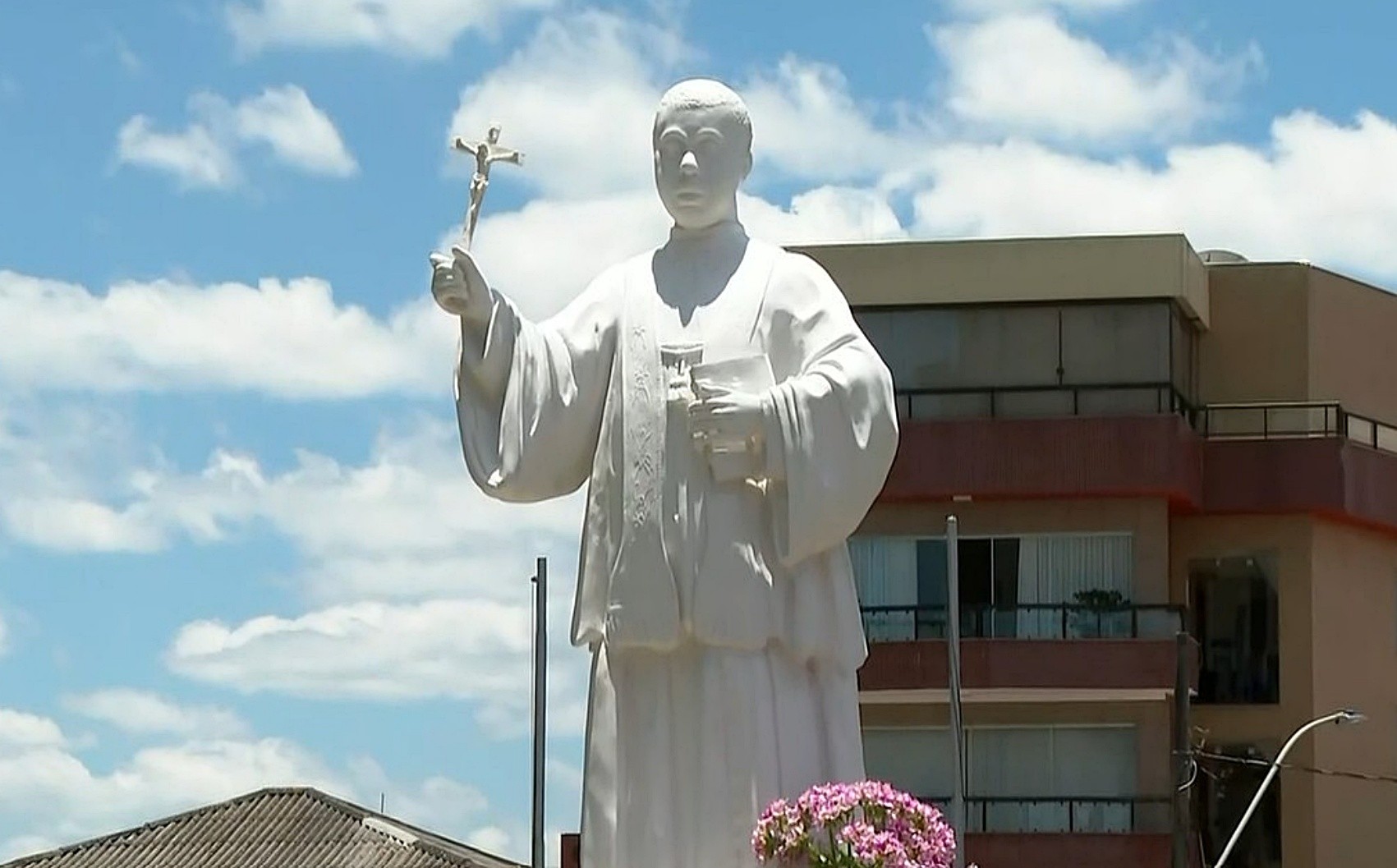 Estátua branca de Padre Victor causa revolta em Três Pontas: 'apagamento racial'