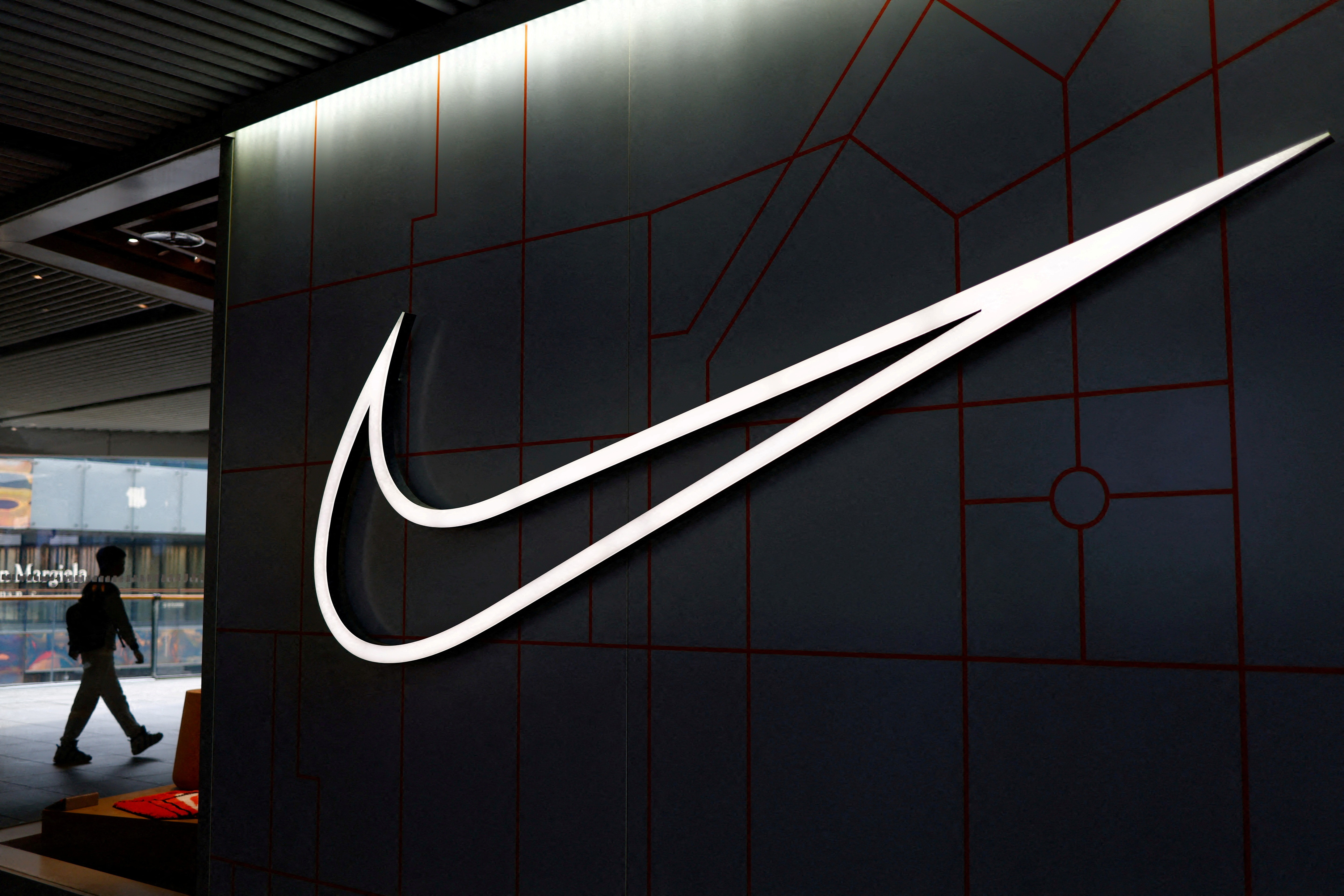 Nike é investigada por suposta discriminação contra trabalhadores brancos, diz agência 