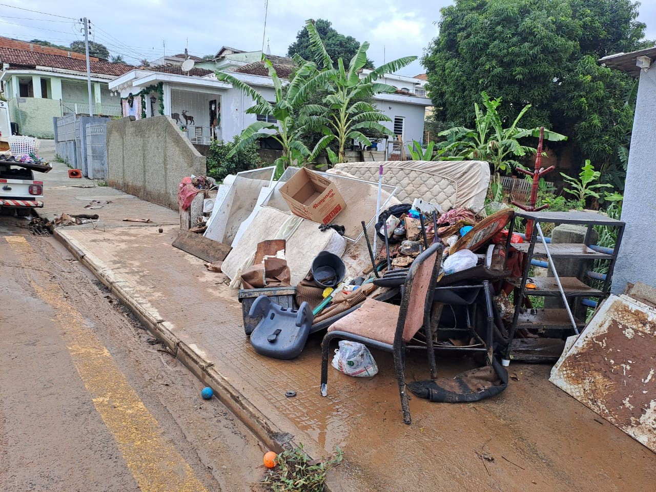 Chuva forte em São João da Boa Vista alaga 4 casas e famílias perdem móveis e roupas; VÍDEO