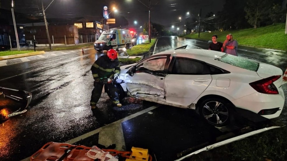 2 de 3
Colis&atilde;o entre carros deixa duas pessoas feridas em Botucatu &mdash; Foto: Corpo de Bombeiros/Divulga&ccedil;&atilde;o