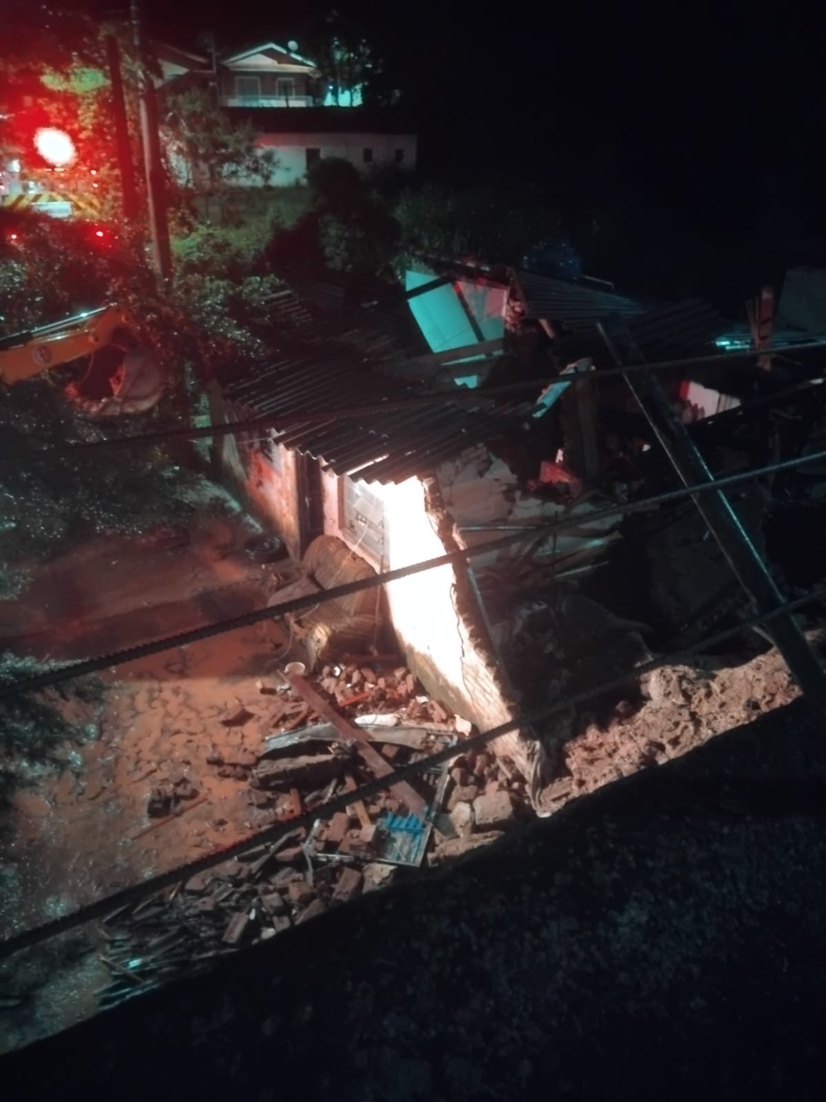 Chuva provoca deslizamento e deixa duas pessoas soterradas em Serra Negra; nove estão desabrigados