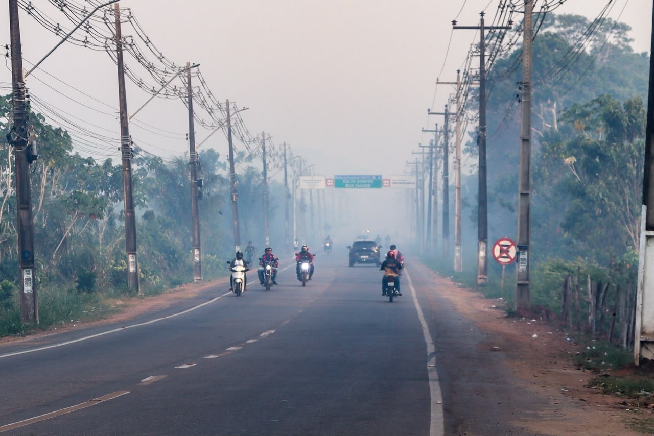 Fumaça encobrindo a cidade de Itacoatiara na quinta-feira (8) — Foto: Liam Cavalcante/Rede Amazônica