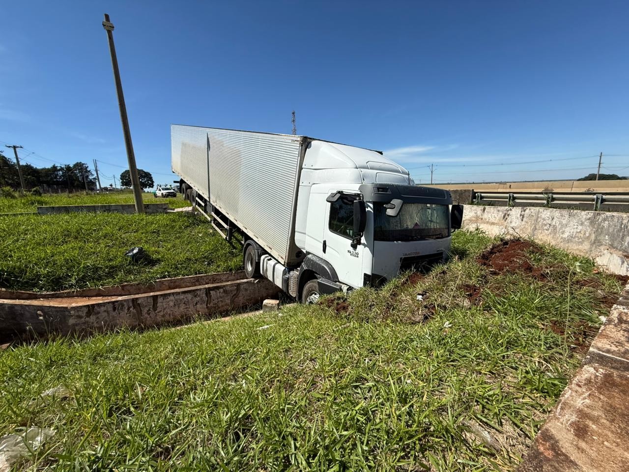 Carreta sai da rodovia, cai em passagem de pedestres e fica presa em Cravinhos, SP