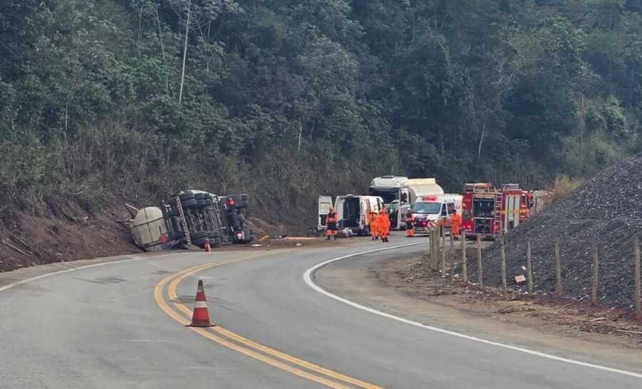 BR-381, em MG, é interditada após caminhão carregado de combustível tombar