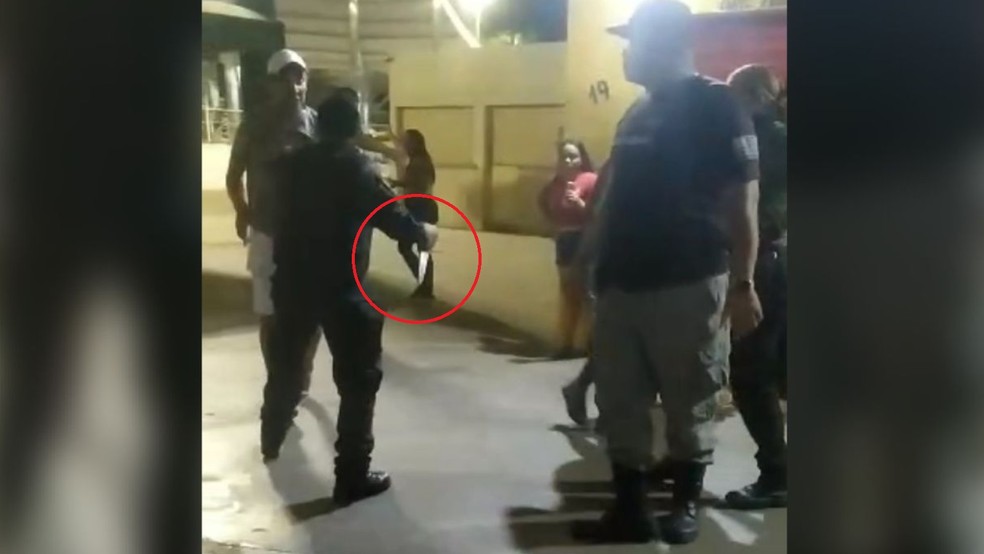 Segurança armado com faca fere homem durante festa em Juazeiro do Norte, no Ceará — Foto: Reprodução