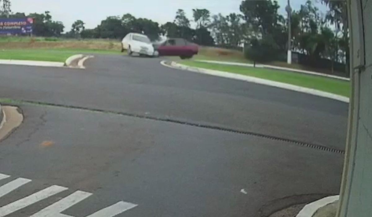 VÍDEO: dois carros colidem ao entrar em rotatória de rodovia em Holambra