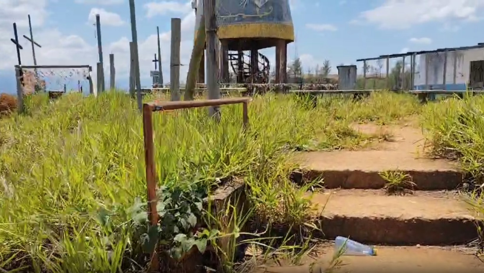 Mirante com imagem de Nossa Senhora Aparecida tem mato alto, lixo e sinais de abandono