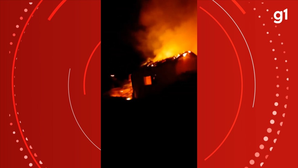 Incêndio atinge depósito de reciclagem em Vitória da Conquista, no sudoeste da Bahia — Foto: Reprodução/Redes Sociais