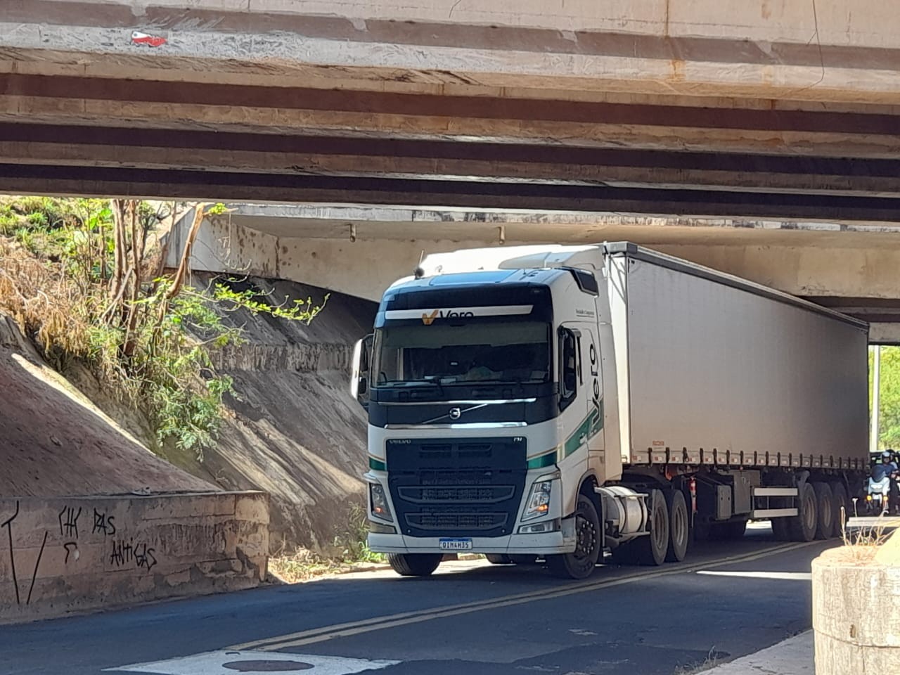 Caminhão fica enroscado sob viaduto da Rodovia Marechal Rondon em Bauru