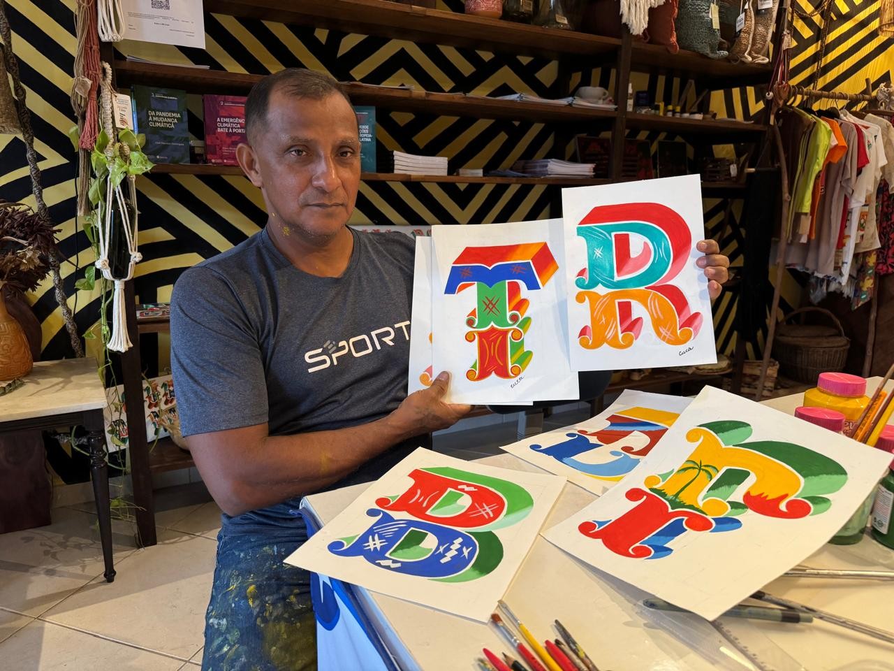 Arte que navega: conheça os 'abridores de letras', artistas que pintam os barcos da Amazônia