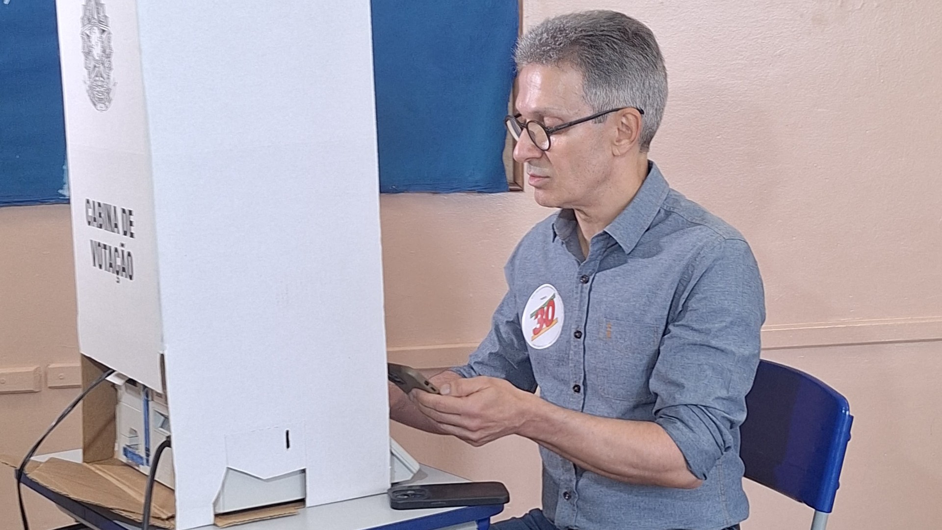 Zema vota com celular na mão em Araxá: 'Ando com o celular o dia todo, ele é quase como se fosse um dedo'