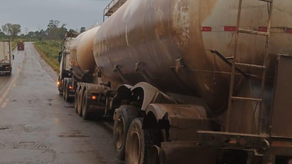 Motorista de caminhão-tanque disse que chovia no momento do acidente na BR-354 — Foto: PMRv/Divulgação