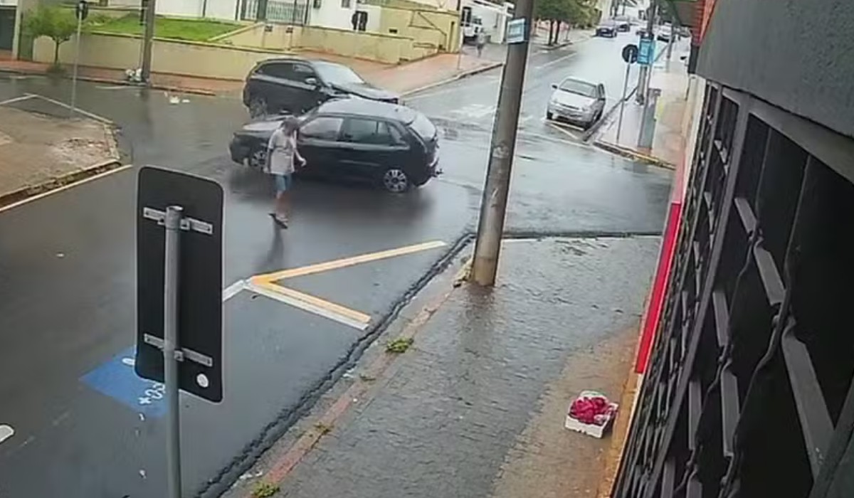 Idoso atropelado após batida de carros em Piracicaba está intubado e em estado grave, diz PM