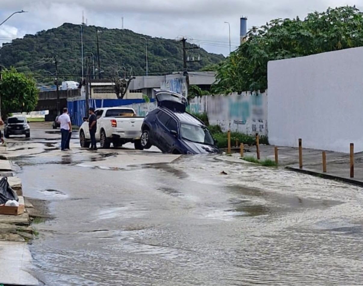 Carro cai em cratera na Zona Norte de   Aracaju