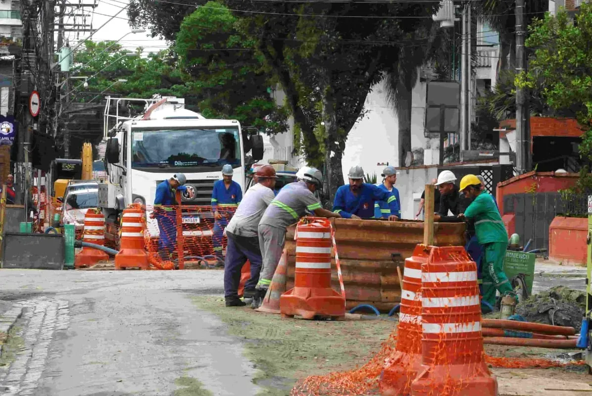 Obras da Sabesp interditam trecho da Avenida Nações Unidas, em São Vicente, SP 