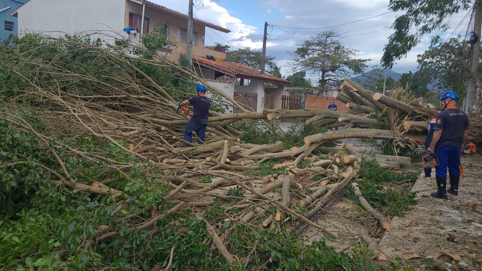 Ventania de 70 km/h provoca destelhamentos em escolas e suspende aulas no Rio do Ouro, em Caraguatatuba