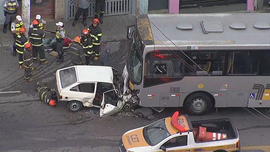 Acidente entre ônibus e carro mata 3 na Zona Leste de SP  - Foto: (Reprodução/TV Globo)
