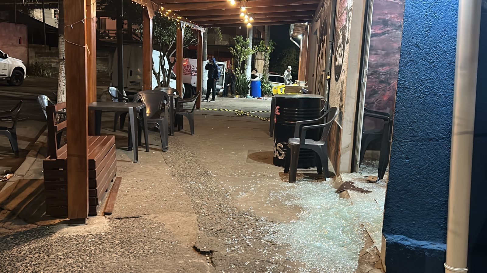 Duas pessoas são mortas e outras duas ficam feridas durante ataque a tiros em frente a bar de Porto Alegre