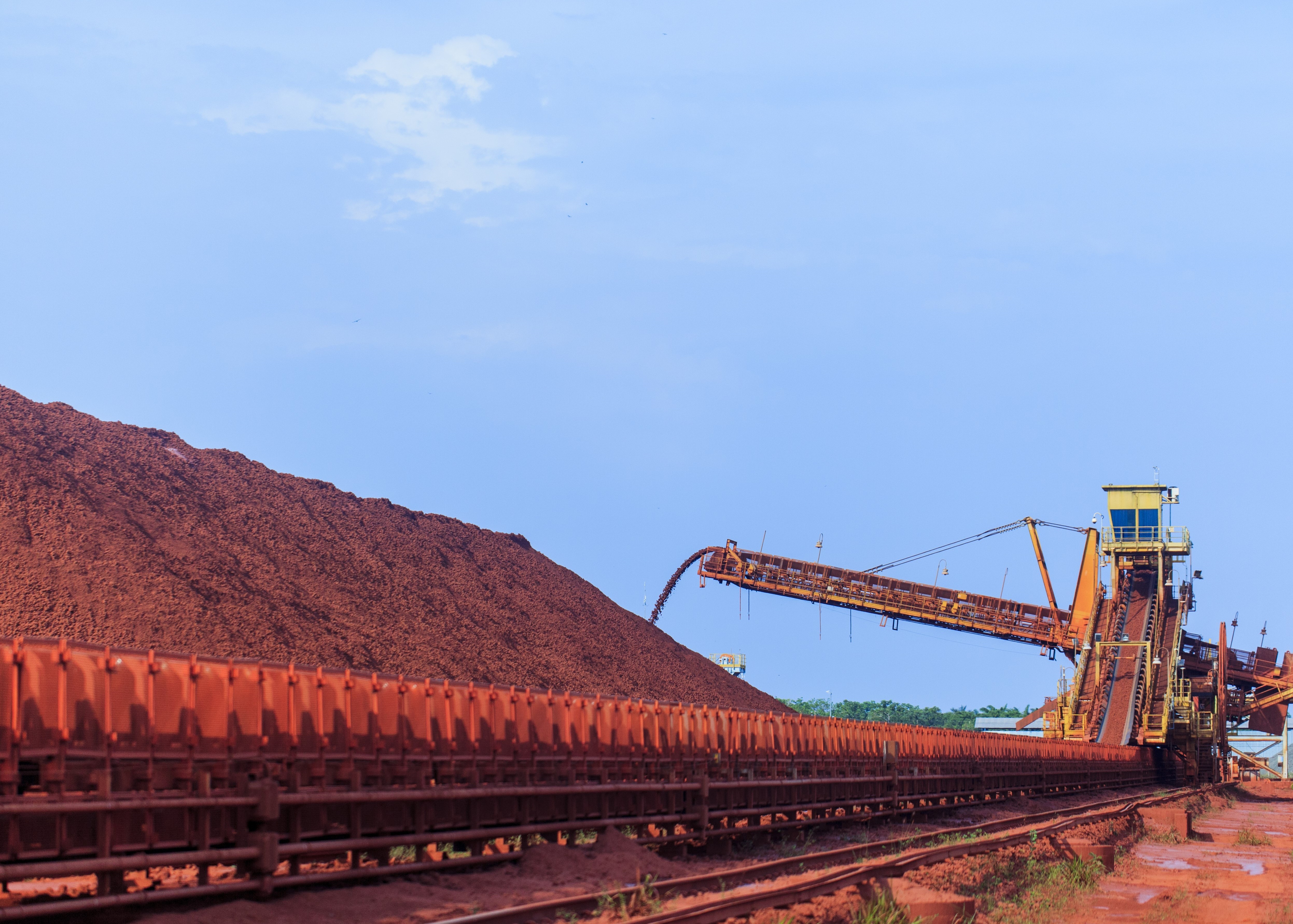 Em protesto contra mineradora por falta de indenização, comunidade interdita rodovia em Juruti