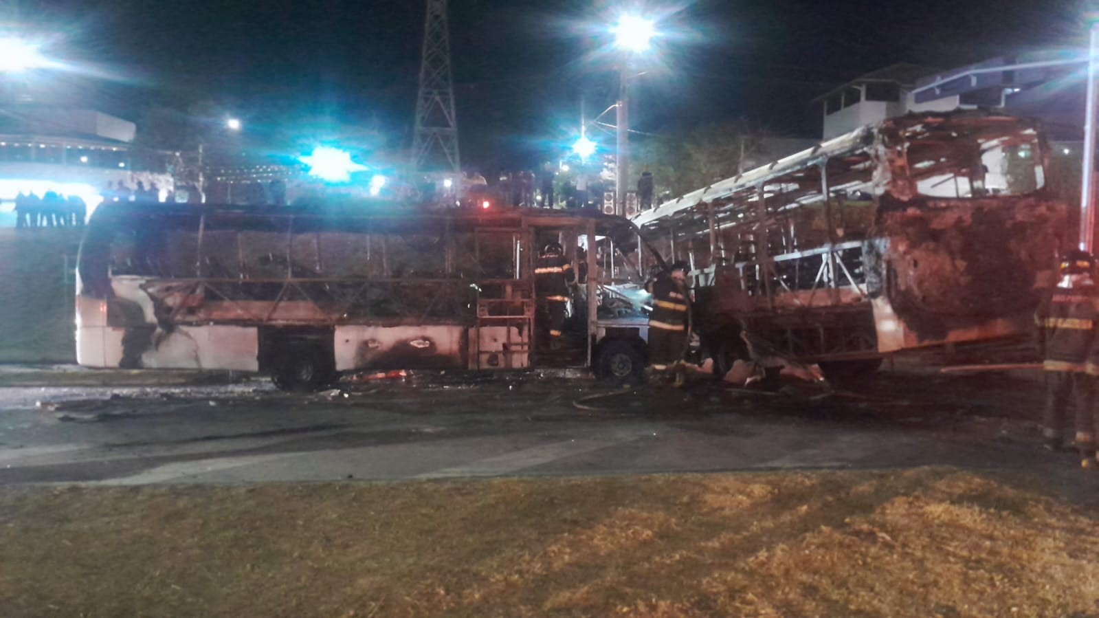 VÍDEO: Dois ônibus do transporte público pegam fogo em Jacareí