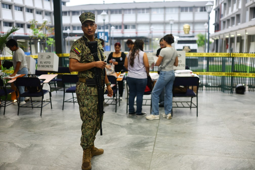 Um membro das forças de segurança monta guarda no dia da eleição presidencial, em Guayaquil, Equador, em 9 de fevereiro de 2025. — Foto: REUTERS/Luisa Gonzalez