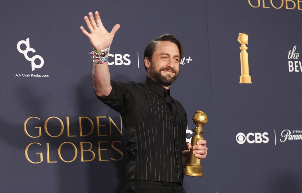 Kieran Culkin posa com o prêmio de melhor ator coadjuvante em filme, por 'A verdadeira dor', no Globo de Ouro 2025 — Foto: REUTERS/Mario Anzuon