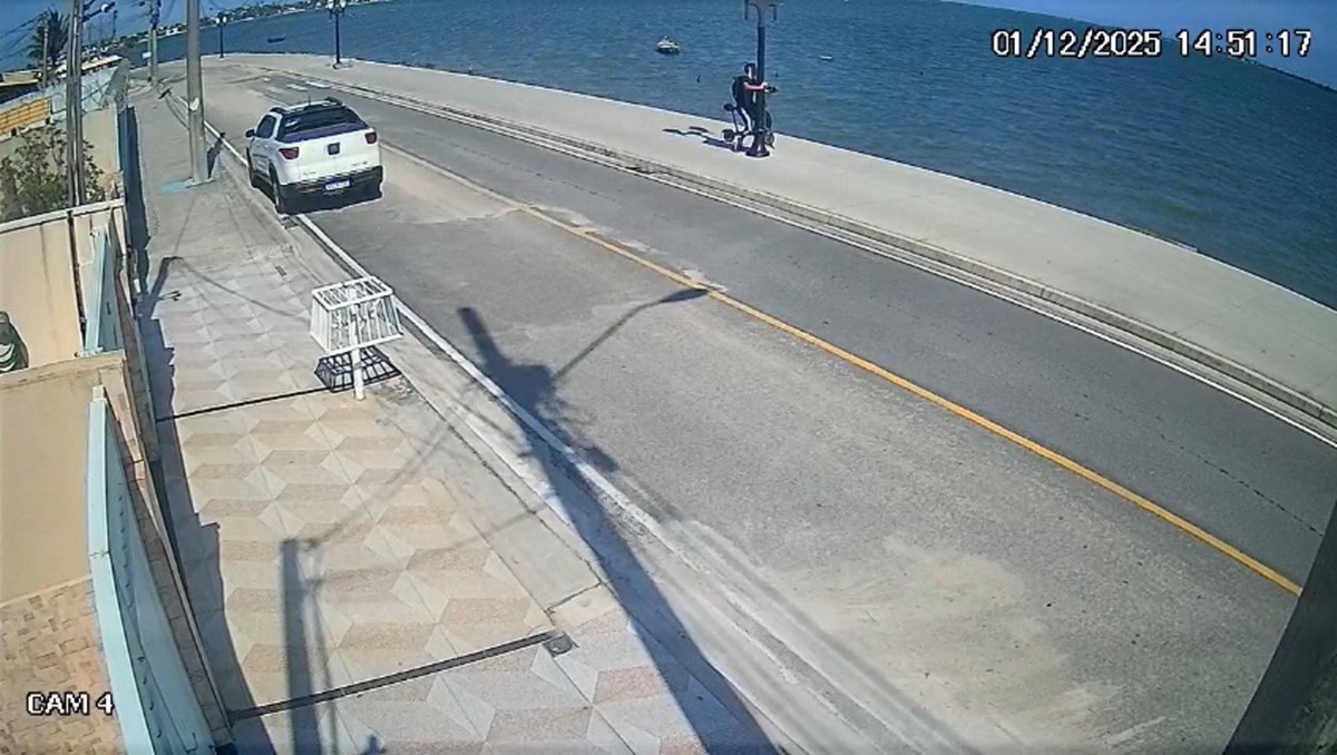 Jovem fica ferido após derrubar poste com patinete elétrico em Araruama