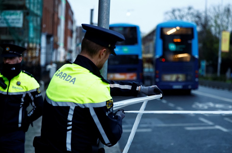 Policial isola área onde crianças foram esfaqueadas no centro de Dublin, na Irlanda, em 23 de novembro de 2023. — Foto: Clodagh Kilcoyne/ Reuters