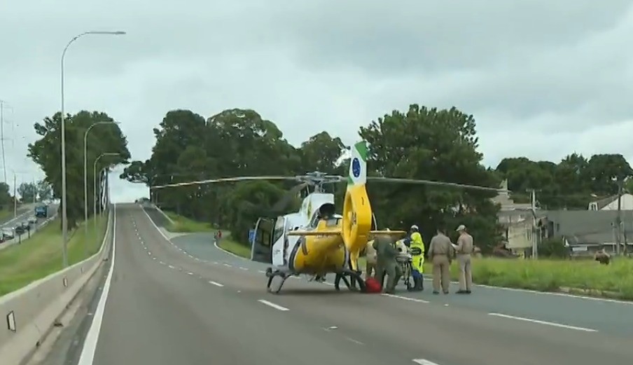 Motociclista é resgatado de helicóptero após bater contra caminhão no Contorno Sul de Curitiba; via está bloqueada