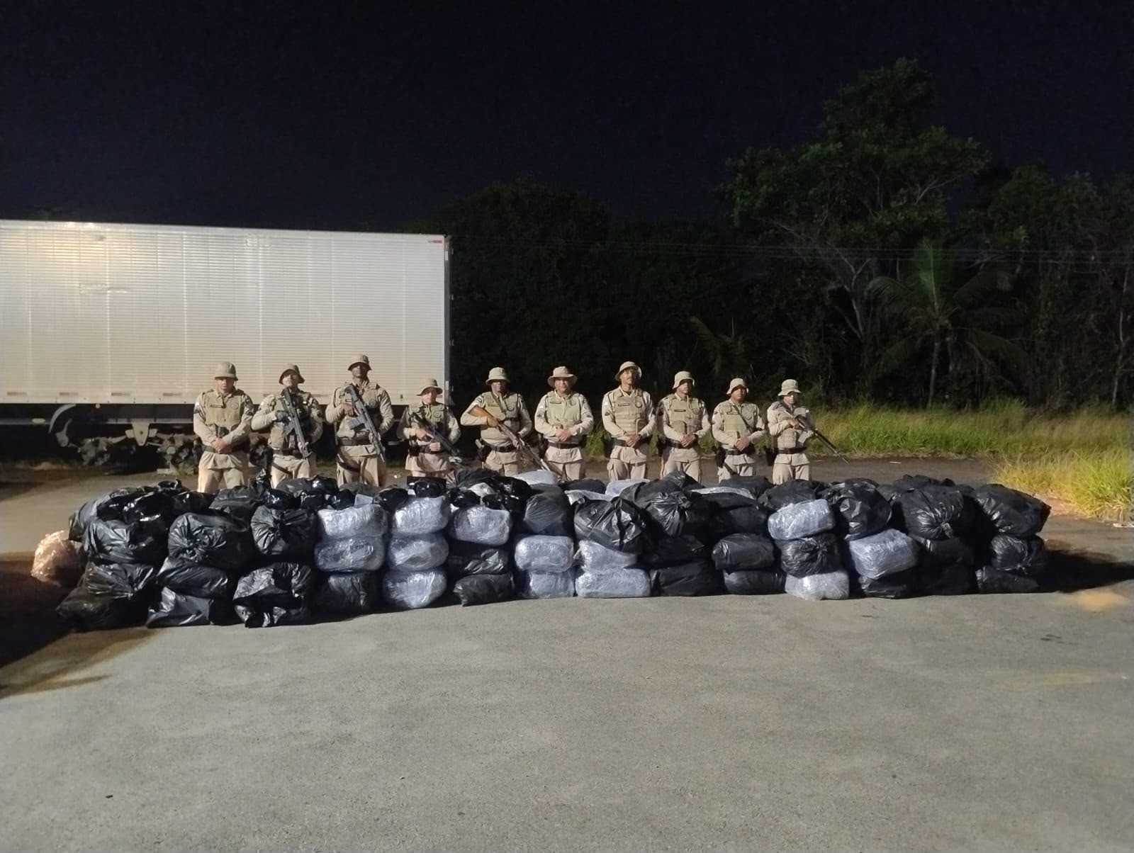 Caminhoneiro é detido com carga de uma tonelada de maconha na Bahia