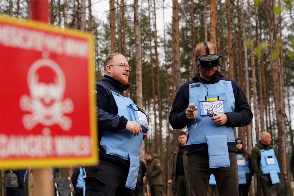 Príncipe Harry durante desminagem na Ucrânia — Foto: Valentyn Kuzan/HALO Trust/Handout via REUTERS