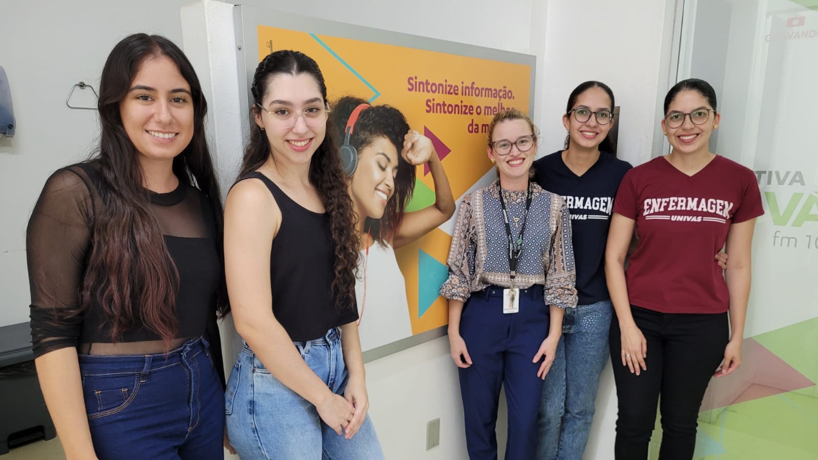 Acadêmicas levam informações sobre “Agosto Dourado” pelas ondas da Univás FM