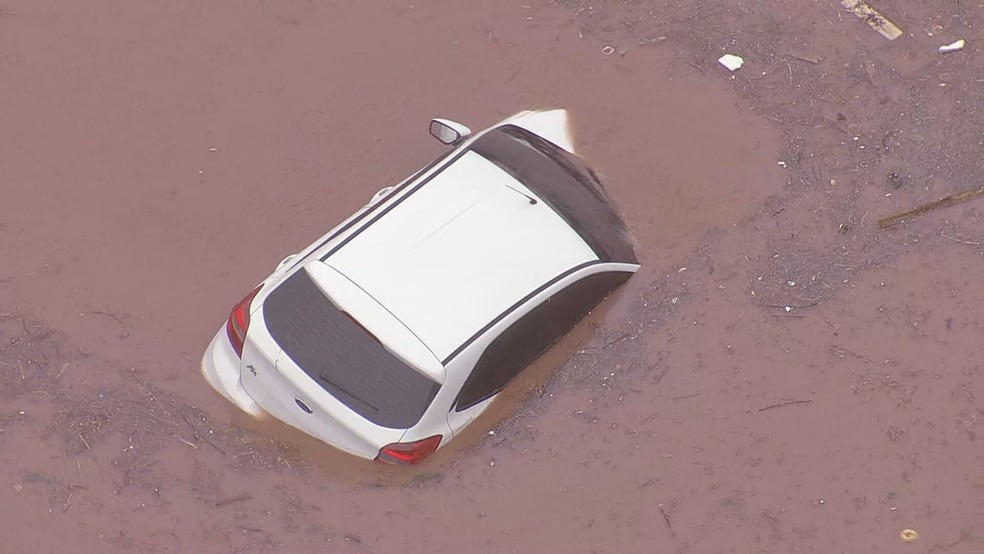Carro submerso em Santo André, na Grande SP — Foto: Reprodução/TV Globo