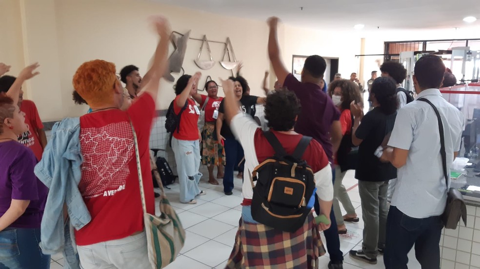 Família e amigos de Gabriel protestaram após adiamento do júri — Foto: Sérgio Henrique Santos/Inter TV Cabugi