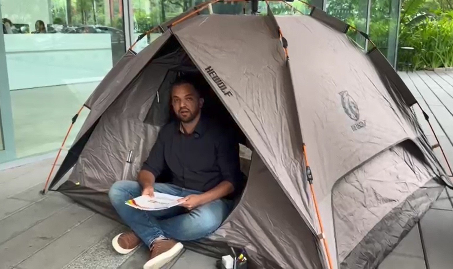 Prefeito de Embu das Artes arma acampamento na frente de prédio da Enel para protestar contra falta de energia na cidade