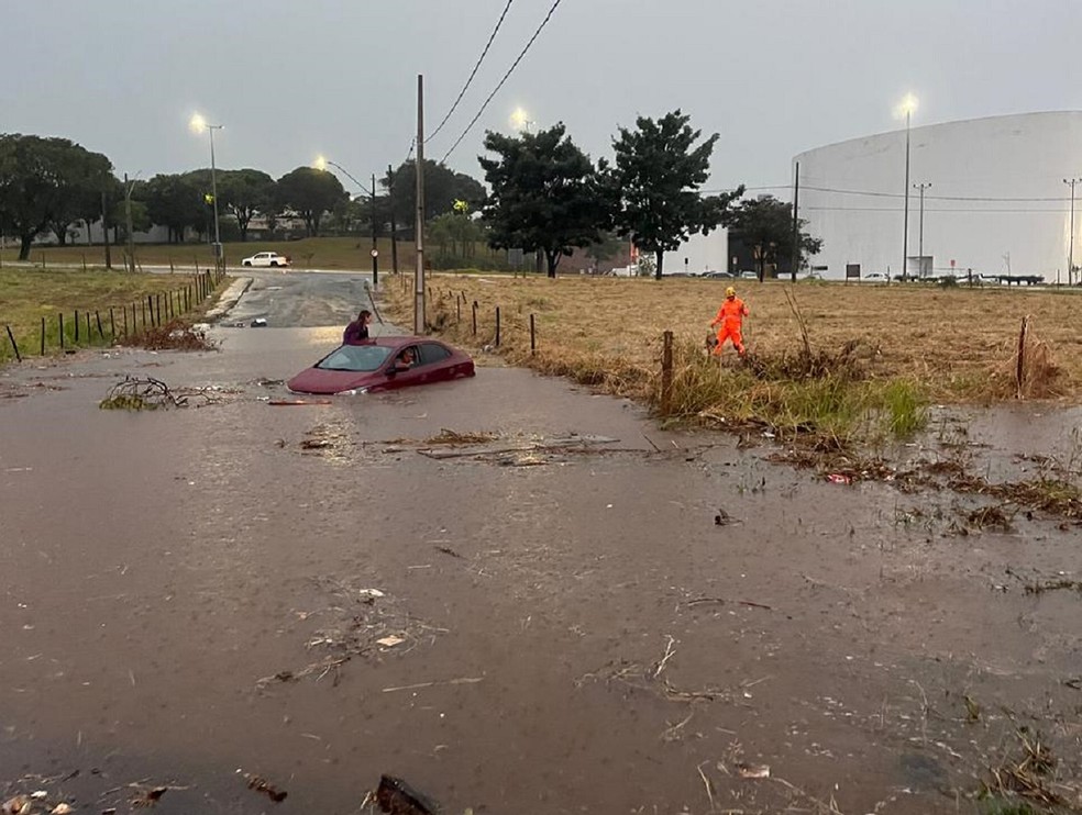 Novo temporal alaga ruas e deixa pessoas ilhadas em Uberlândia neste domingo