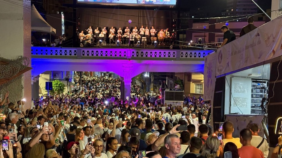 Um coral entoou o hino de Nossa Senhora da Penha, acompanhando a passagem dos fiéis pelo Viaduto Caramuru, no Centro de Vitória — Foto: Fernando Madeira/Rede Gazeta