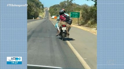 Motociclista é flagrado transportando veado amarrado em garupa de moto