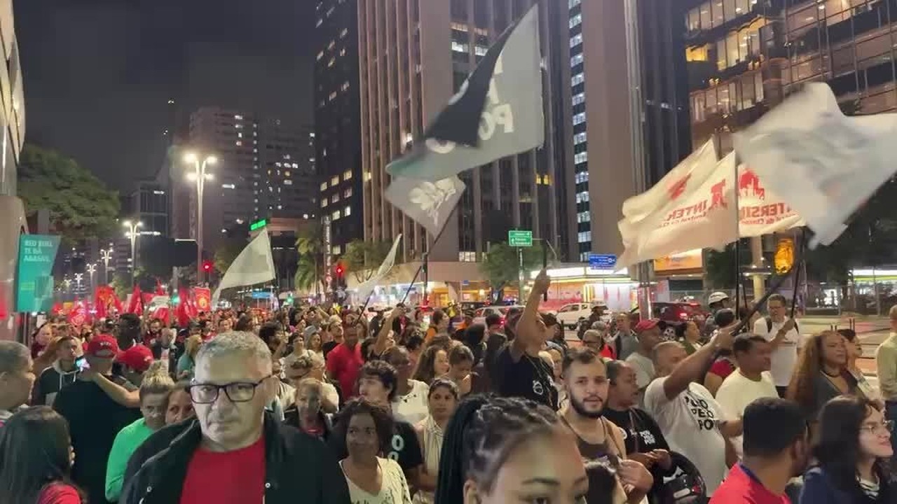 Protesto fecha Avenida Paulista, no sentido Consolação, pelo fim da escala 6x1