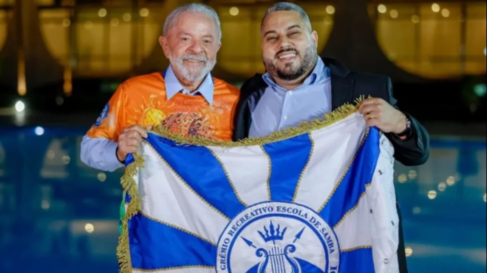Lula recebeu a camisa oficial da escola das mãos do Presidente Wallace Palhares. — Foto: Reprodução redes sociais