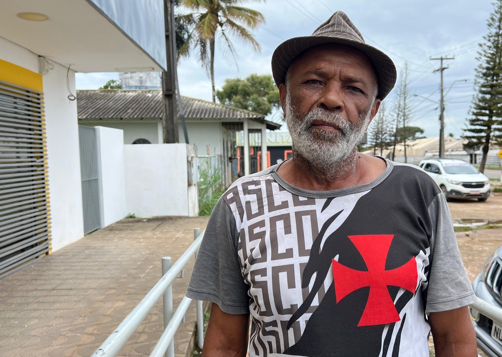 Pedreiro Luiz Gomes Dias, de 68 anos, é brasileiro e mora em Pacarama, na fronteira com a Venezuela — Foto: Caíque Rodrigues/g1 RR